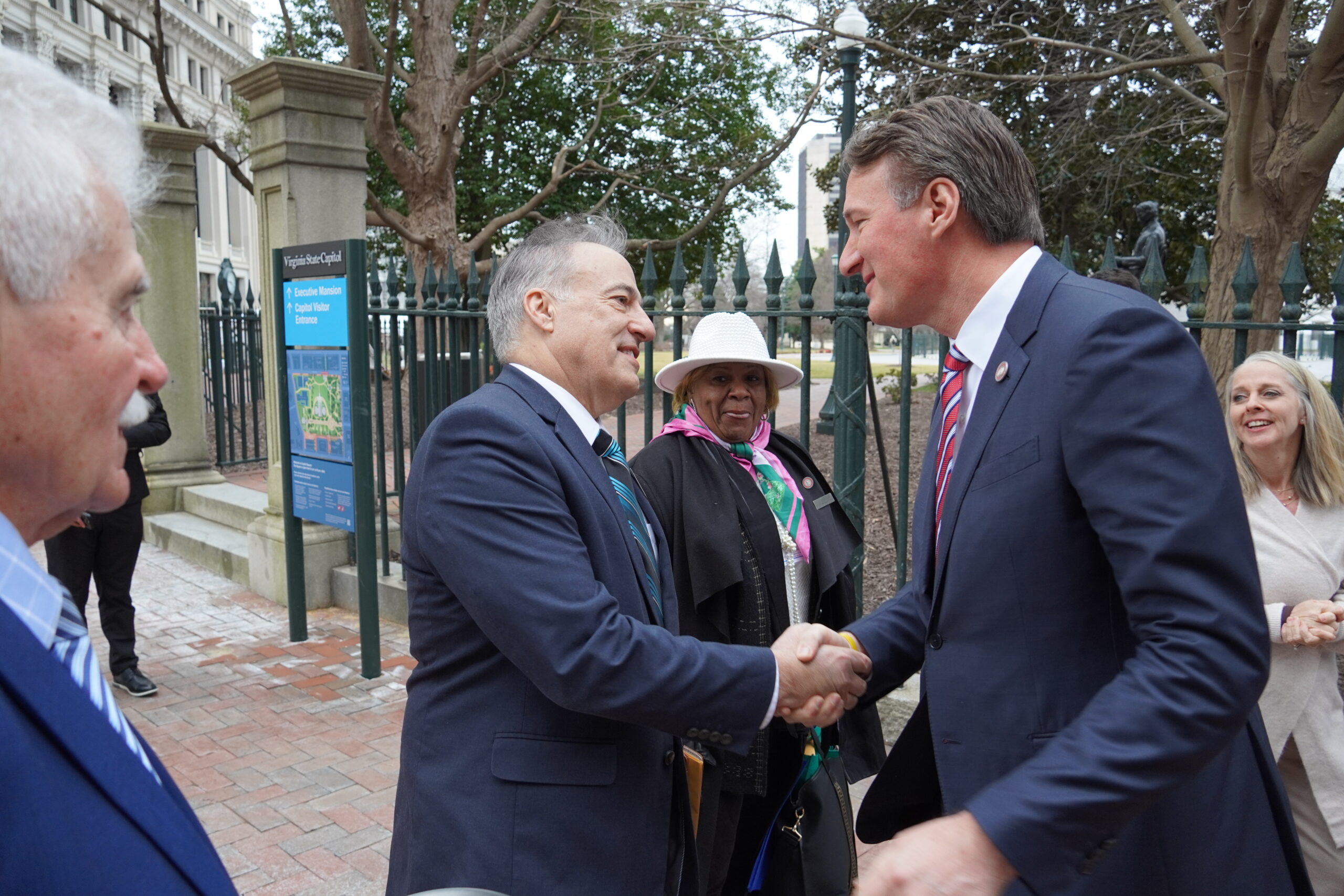 Steve Zollos and Governor Glenn Youngkin shaking hands